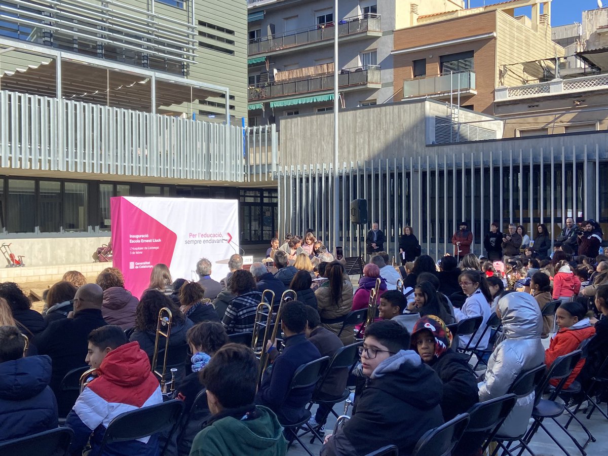 Molt contentes de poder estar a la inauguració del nou edifici en representació d’<a href="/aeitaca/">Ass. Educativa Itaca ⛵</a> , de l’Escola Ernest Lluch, un edifici més digne aconseguit gràcies a la reivindicacio de tota una comunitat.
#CollblancTorrassa #LH #comunitat #educacio #infancia