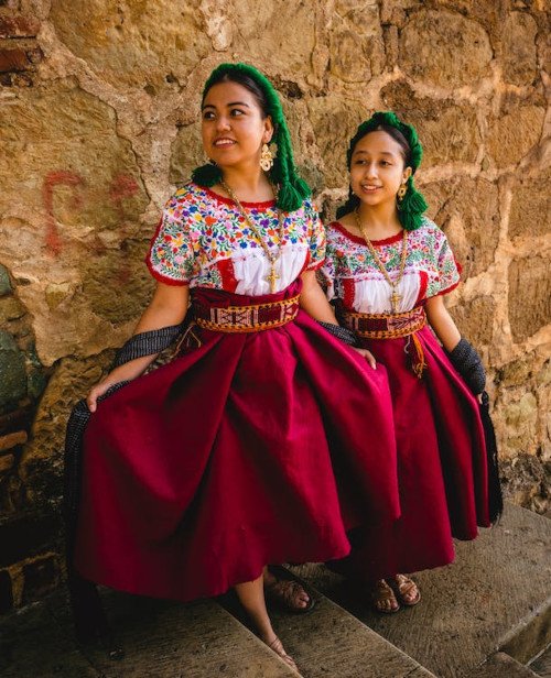 nat_clothing's tweet photo. Mexican traditional women’s outfits. Just look at these pretty embroidered blouses and woven belts!
#Mexican_traditional_clothing #Mexicanfolkdress #Mexicanfolklore #Mexicancostume #Mexicanfolklorico #folklorico #embroideredblouse #Mexican_embroidered_blouse #handwovenbelt https://t.co/1I23UHXRg2
