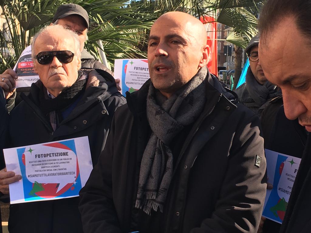 cisl_bari's tweet photo. Sit-in davanti la Prefettura di Bari e conferenza stampa sulla vertenza #baritech. Presenti il nostro segretario generale @boccuzzibeppe e il segretario generale Femca CISL Bari @PinoAnaclerio
@antonia_sinisi @pasqualefiore @CislPuglia @CislNazionale https://t.co/MHFkThBNuV
