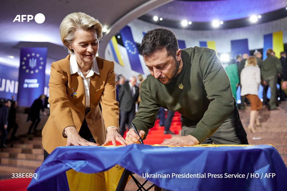 [A LA UNE A 12H]
Candidate à l'adhésion à l'UE, l'Ukraine accueille un sommet avec des représentants européens, "symbole fort" selon la Commission du soutien des vingt-sept "face à l'agression injustifiée" de la Russie, qui a récemment regagné du terrain à l'Est #AFP 1/5