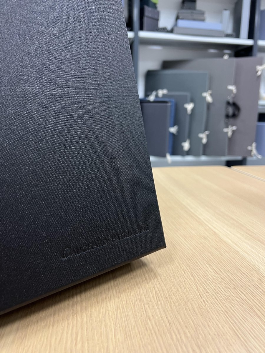 Découvrez notre nouvelle gamme 𝑪𝒂𝒖𝒄𝒉𝒂𝒓𝒅 𝑷𝒂𝒕𝒓𝒊𝒎𝒐𝒊𝒏𝒆 ! 🏛️

Ces boîtes sont conçues pour la conservation à long terme de dessins, photographies ou gravures. 

Entièrement confectionnées à la main et fabriquées en France ! 🇫🇷

#patrimoine #conservation #cauchard