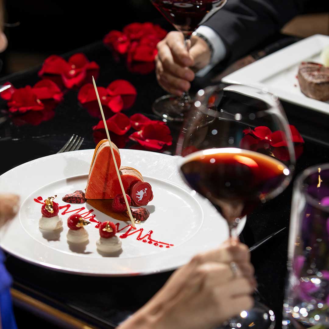 الكثير من الأنشطة هذا الشهر على قائمة فندق الميدان بمناسبة عيد الحب!

استمتع بعشاء رومانسي لا يُنسى من خمسة أطباق مع إطلالات رائعة على مضمار السباق من تراس الميدان.

هذا العشاء متوفر طوال شهر فبراير من 7 إلى 10 مساءً. تواصل معنا الآن لحجز مكانك!

#MeydanHotel #Love