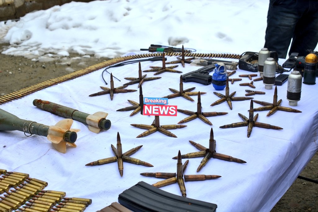 rohil_bashir's tweet photo. #In_Pics
@policekulgam alongwith other security forces have arrested Six persons with Huge cache of arms &amp; ammunition including Magazines, Grenades, pistol &amp; other incriminating material in south Kashmir's #Kulgam, case registered further investigation on. @SudarshanNewsTV https://t.co/EAuGI9xQn8