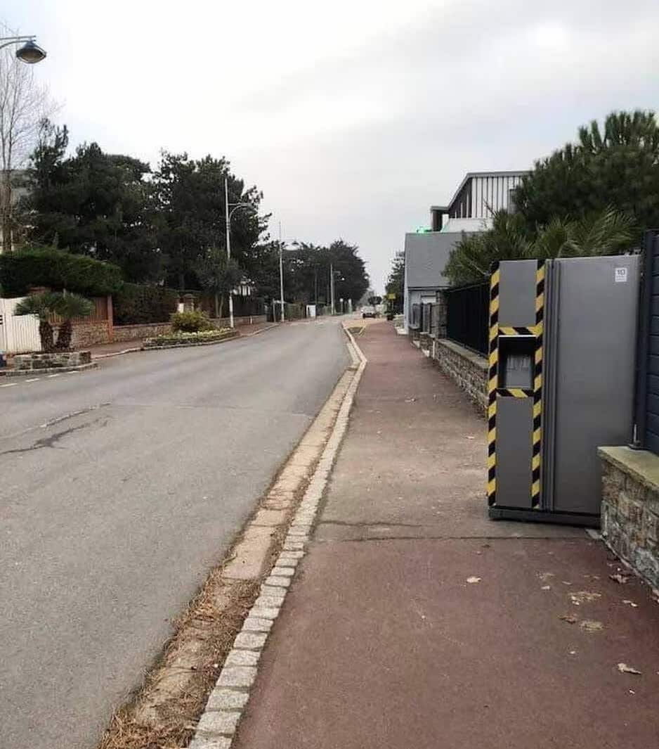 creapills's tweet photo. À Jullouville dans la Manche, un habitant a décoré son frigo américain en radar automatique pour faire freiner les automobilistes. 19/20 pour la technique

Plus d’infos : https://t.co/GjB3Q0UUCv https://t.co/q3qrbi9a74