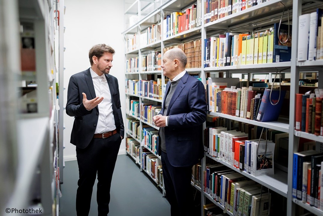 TheodorFontaneArchiv (@fontanearchiv) on Twitter photo Hoher Besuch <a href="/FontaneArchiv/">TheodorFontaneArchiv</a>. <a href="/OlafScholz/">Olaf Scholz</a> spricht mit uns über Zeiten des Umbruchs, die Aktualität von Archiven und ihre Digitalisierung, #Fontane​s Handschriften und die Komplexität von Kommunikation. Danke für die Wertschätzung unserer Arbeit und den Austausch!
<a href="/unipotsdam/">Universität Potsdam</a> Hoher Besuch <a href="/FontaneArchiv/">TheodorFontaneArchiv</a>. <a href="/OlafScholz/">Olaf Scholz</a> spricht mit uns über Zeiten des Umbruchs, die Aktualität von Archiven und ihre Digitalisierung, #Fontane​s Handschriften und die Komplexität von Kommunikation. Danke für die Wertschätzung unserer Arbeit und den Austausch!
<a href="/unipotsdam/">Universität Potsdam</a>