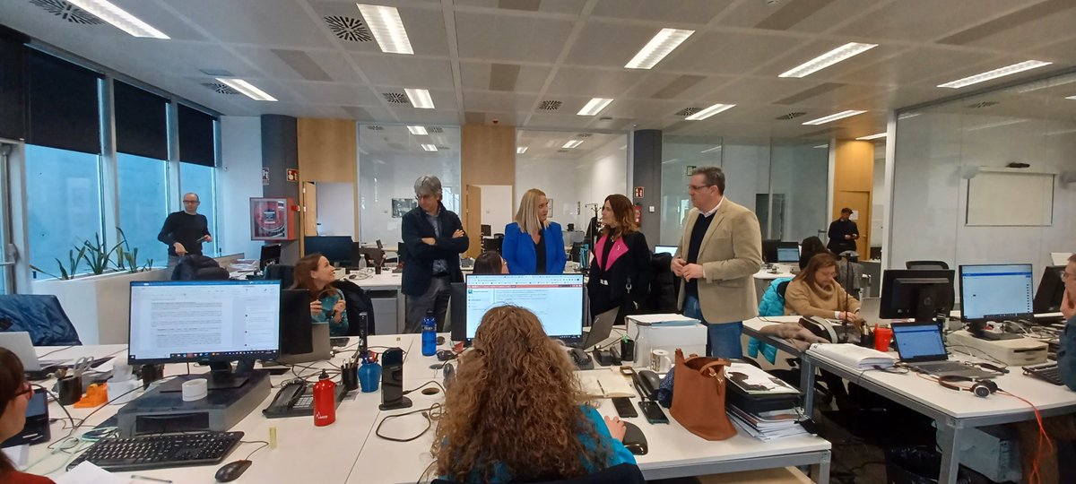 ConsorciAOC's tweet photo. La consellera de la Presidència i presidenta de l'AOC @LauraVilagra, i el secretari de #TransformacióDigital @sergimarcen, han fet una sessió de treball amb el director de l’AOC, Santi Gallardo @gallardocs , sobre els reptes digitals de les administracions catalanes. https://t.co/5hQva1Z9ce