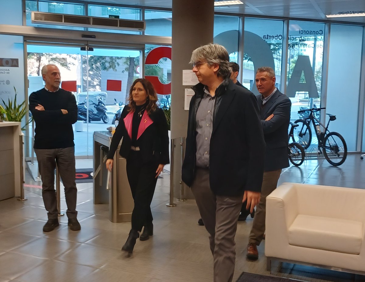 ConsorciAOC's tweet photo. La consellera de la Presidència i presidenta de l'AOC @LauraVilagra, i el secretari de #TransformacióDigital @sergimarcen, han fet una sessió de treball amb el director de l’AOC, Santi Gallardo @gallardocs , sobre els reptes digitals de les administracions catalanes. https://t.co/5hQva1Z9ce
