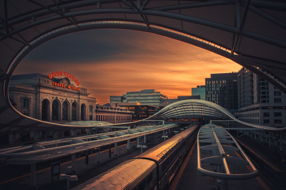 mnryno34's tweet photo. A colorful sunset at Union Station in Downtown Denver. #Denver #Colorado #cowx #unionstation #stormhour https://t.co/yZ53gbWDXe