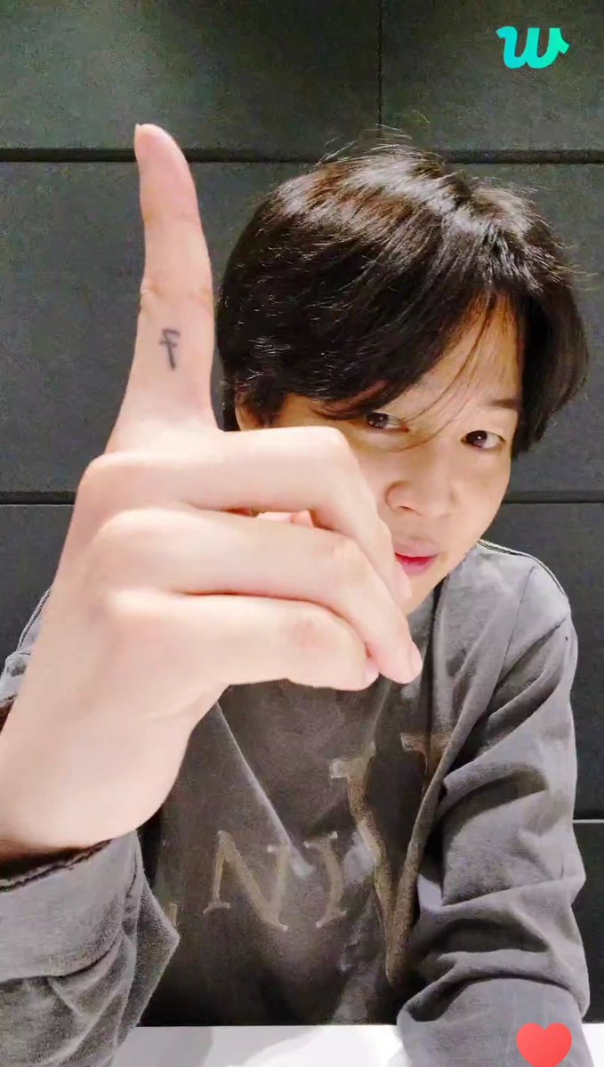 Vmin_BOT7's tweet photo. Donc la on a eu Jimin live et maintenant Jungkook!!! https://t.co/jYgUSW0sZ3