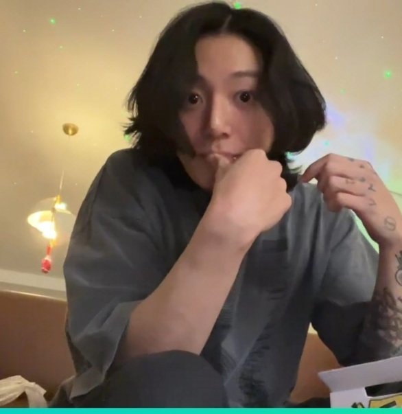 Vmin_BOT7's tweet photo. Donc la on a eu Jimin live et maintenant Jungkook!!! https://t.co/jYgUSW0sZ3