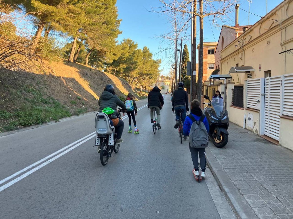 paugv87's tweet photo. Avui Bicibús a la Font d’en Fargues! 🤩💚 
El bicibús arriba als barris de muntanya de @bcn_hg!

La millor manera d’anar al cole: saludable, sostenible i divertida… i amb súúúper vistes 🌇 https://t.co/MBRpqtgVjz