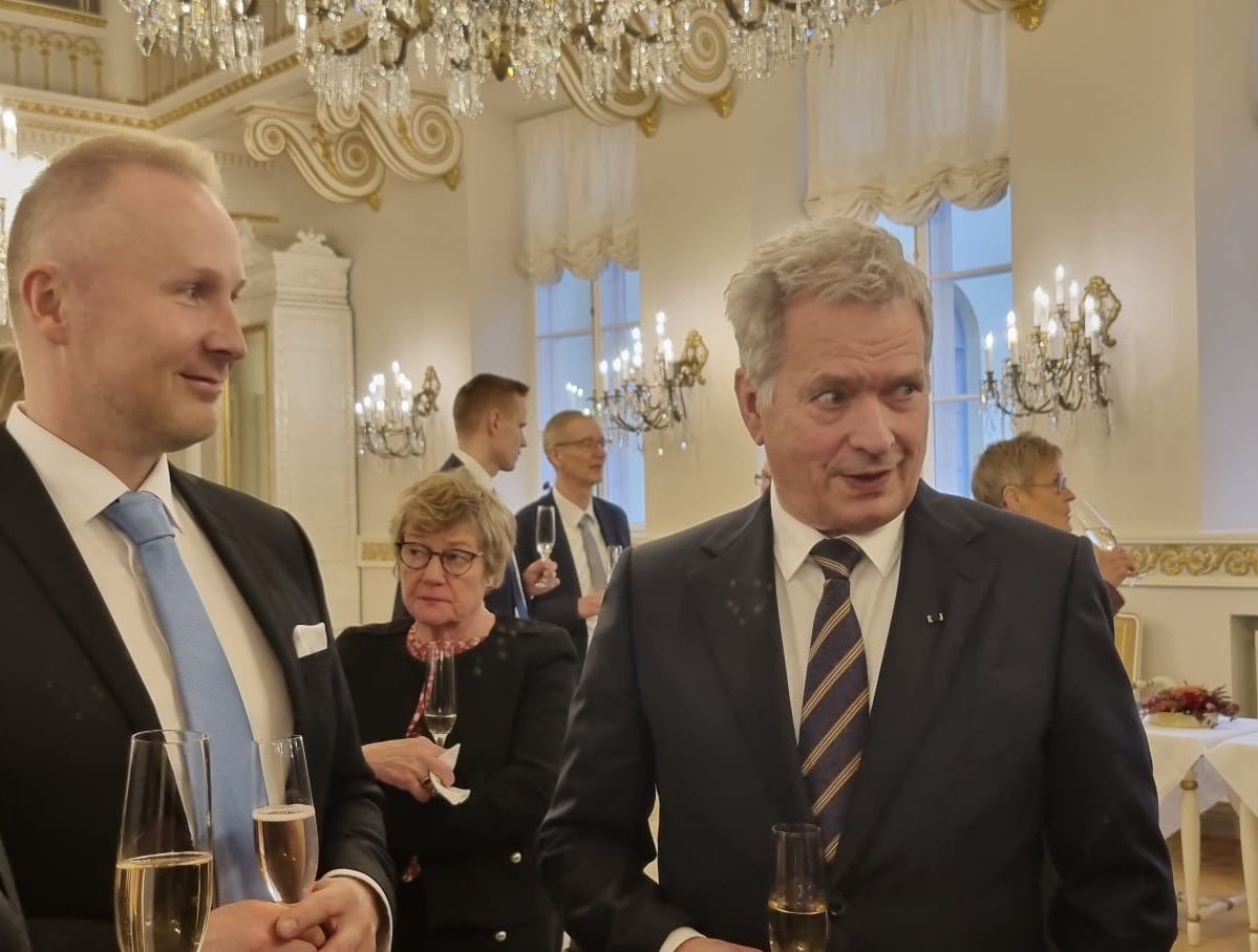 Tasavallan Presidentti hyväksyi tänään lakimuutoksen mahdollistaen <a href="/FinnveraFi/">Finnvera</a> myöntää ostajaluottoja suomalaisten yritysten vientikauppoihin. Laki voimaan 10.2. Luotot edistävät ja monipuolistavat vientiämme. Kiitos yhteistyöstä <a href="/Elinkeinoelama/">EK</a>, <a href="/suomenyrittajat/">Suomen Yrittäjät</a> <a href="/Kauppakamari/">Kauppakamari</a>