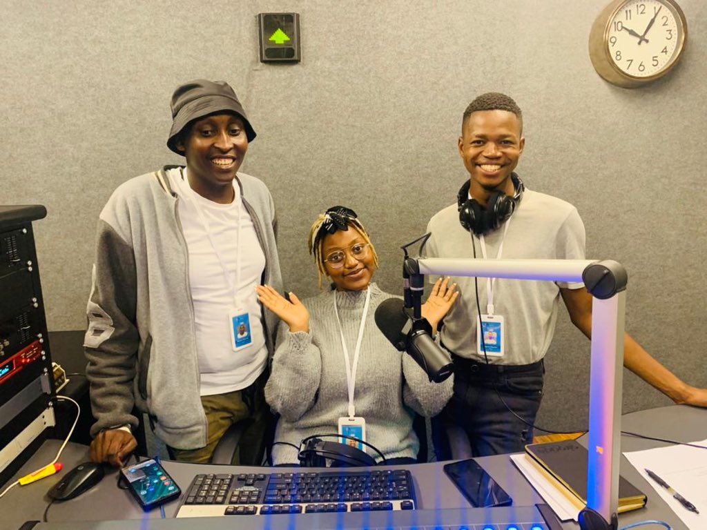 UneswaFM's tweet photo. It’s a cool Friday with #Setsa #Gibson and #Mruka. Stay tuned as we are taking you through the day...#FridayExplosion
#Uneswafm
#loveatfirstsound https://t.co/UgXEJTiup4