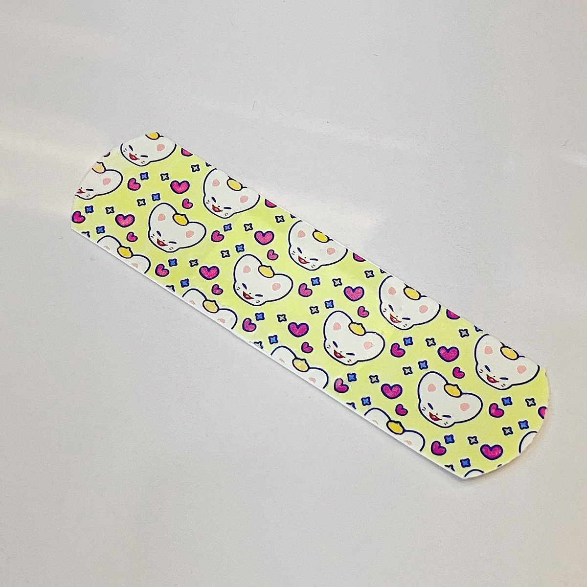 기본 특전으로 제공되는 반창고 실물입니다!
기존 제공되기로 했던 명함 구성이 업체측 실수로 인해 패턴모양으로 변경되었습니다( ˃̣̣̥᷄ɞ˂̣̣̥᷅)

반창고 도안은 라미(<a href="/ALL_in_I_N/">라미</a>)님께서 도와주셨습니다 ♡
