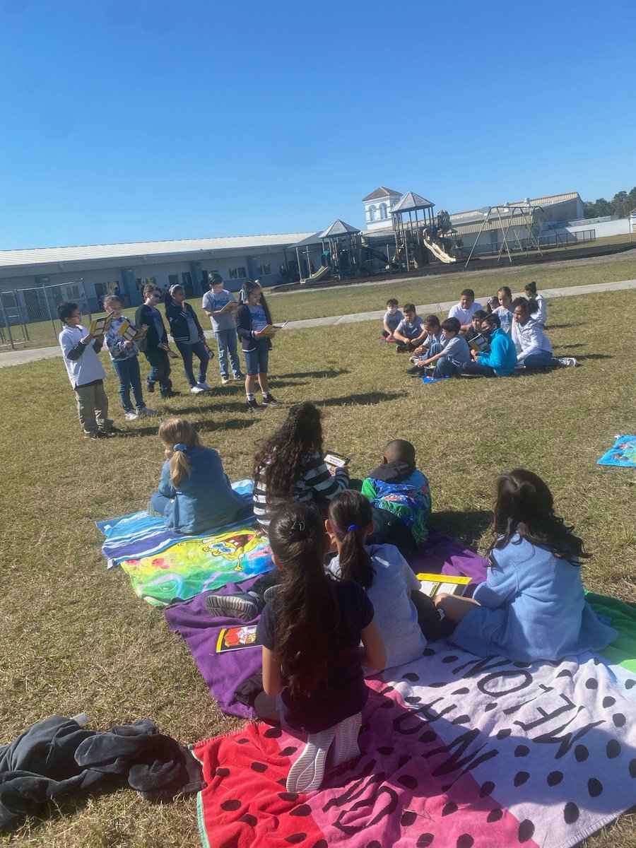 The last day of Literacy Week was all about Reading 📖 💙 Our students enjoyed reading their favorite book and the weather was just perfect 🤩 Great job Mariners 💚⚓️ #SDOCGoodtoGreat <a href="/Osceolaschools/">Osceola Schools</a>