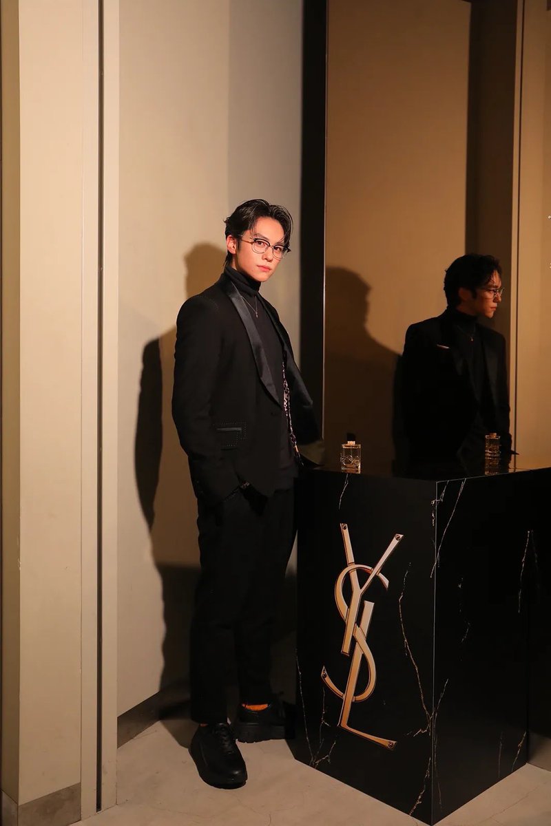 aiyaorangecat's tweet photo. 「 วันนี้ลองมาเป็นแบบให้เพื่อนดูครับ.. โดนจับใส่แว่นแล้วก็เปิดหน้าผาก ม- ไม่ค่อยชินเท่าไหร่.. แต่.. มันก็.. แปลกๆดีครับ 」 https://t.co/TuD6Y2agNO