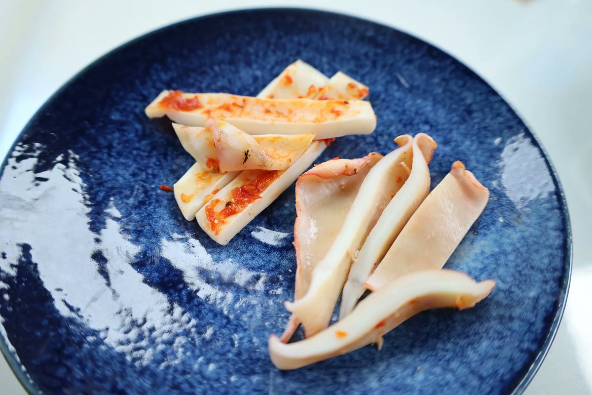 Dougen_Export's tweet photo. こんにちは！　　道源です！

本日は「ドスイカ」に豆板醤を和えて、焼いてみました～！
ドスイカって足が早いので、市場ではほとんど見かけないですよね？
私も初めて食べましたが、ものすごく柔らかくて、イカの風味もしっかりと
しててすごく美味しかった！
#魚 #水産加工 #イカ #市場 #spuid https://t.co/uWj2QcgPFK