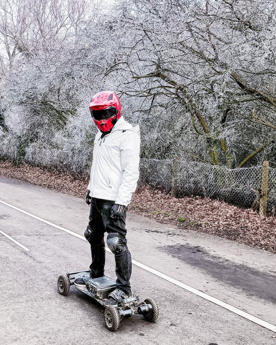 outernativeoff1's tweet photo. It's cold out there! Make sure you wrap up warm and ride safe ❄  📸 @timwoodmedia 
.
.
#electricskateboard #electricmountainboard #eskate #jacket #hivis #esk8 #reflectiveclothing #mountainboard https://t.co/dbuY4VarG5