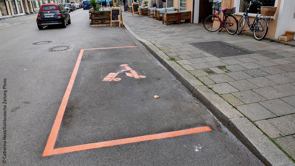 hwk_koeln's tweet photo. Um lebendige Innenstädte zu erhalten, schlägt HGF @GarreltDuin „Wirtschaftsparkplätze“ nach Münchener Vorbild vor: Auf speziellen Stellplätzen dürfen Handwerker für Dauer des Arbeitseinsatzes parken. So werden explodierende Anfahrtskosten vermieden &amp; Versorgungsketten erhalten. https://t.co/rqzOOygvaV