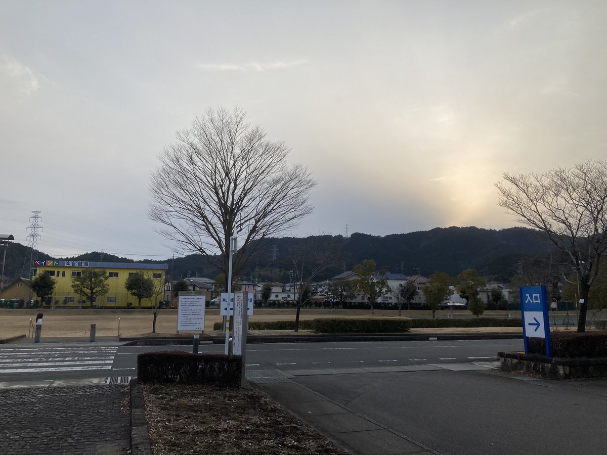 tanakakinzoku_s's tweet photo. 今日は市役所で勉強会があり出席して参りました。

とてつもなく寒かったですねー、風邪ひいたんかな思うくらい震えたね。

本日節分、恵方巻きは食べられましたかね。
ぼくはもうご馳走様しました！

今色んな具材の恵方巻きあるから楽しめますよね！

良い週末を！ https://t.co/ntWJI49tNZ