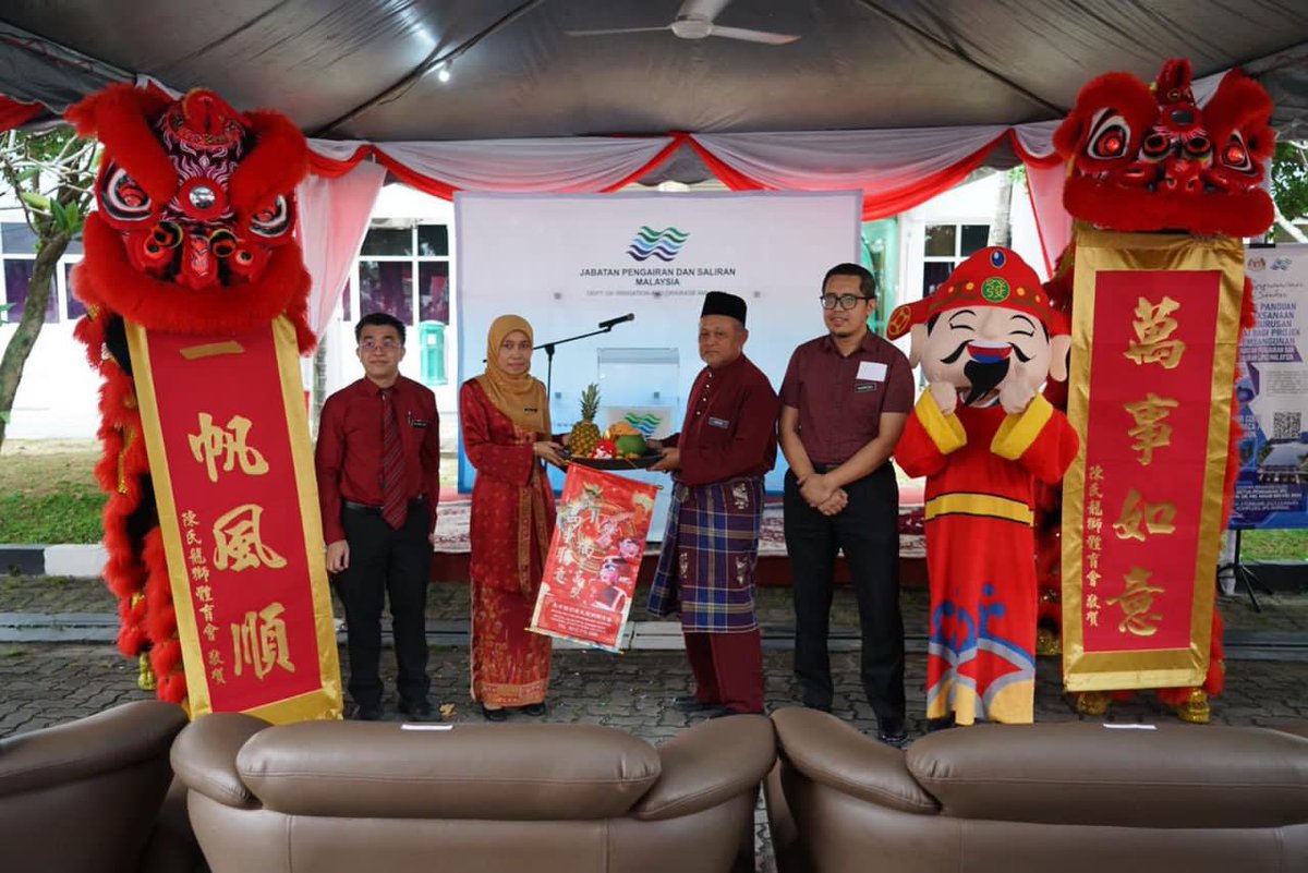 MAJLIS PERJUMPAAN K.P BERSAMA WARGA JPS DAN SAMBUTAN TAHUN BAHARU CINA 

YBhg. Dato’ Ir. Dr. Md. Nasir bin Md. Noh, K.P JPS Malaysia menyampaikan amanat tahun baru & Majlis Sambutan Tahun Baharu Cina peringkat JPS Malaysia
#JPSMalaysia
#JayakanPerkhidmatanSempurna
#MalaysiaMadani