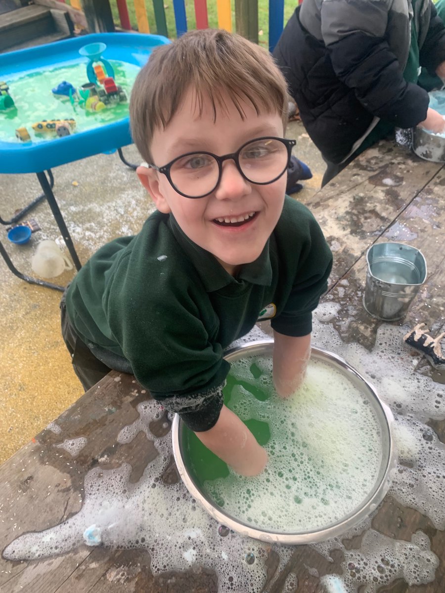 1woodfield1's tweet photo. At Woodfield Primary this week: We made "alien soup" in some messy water play, did some sentence writing about space and wrote addition number sentences using numicon aliens. #aliensoup #numicon #writting #numbers https://t.co/ZyI0jtSlfi