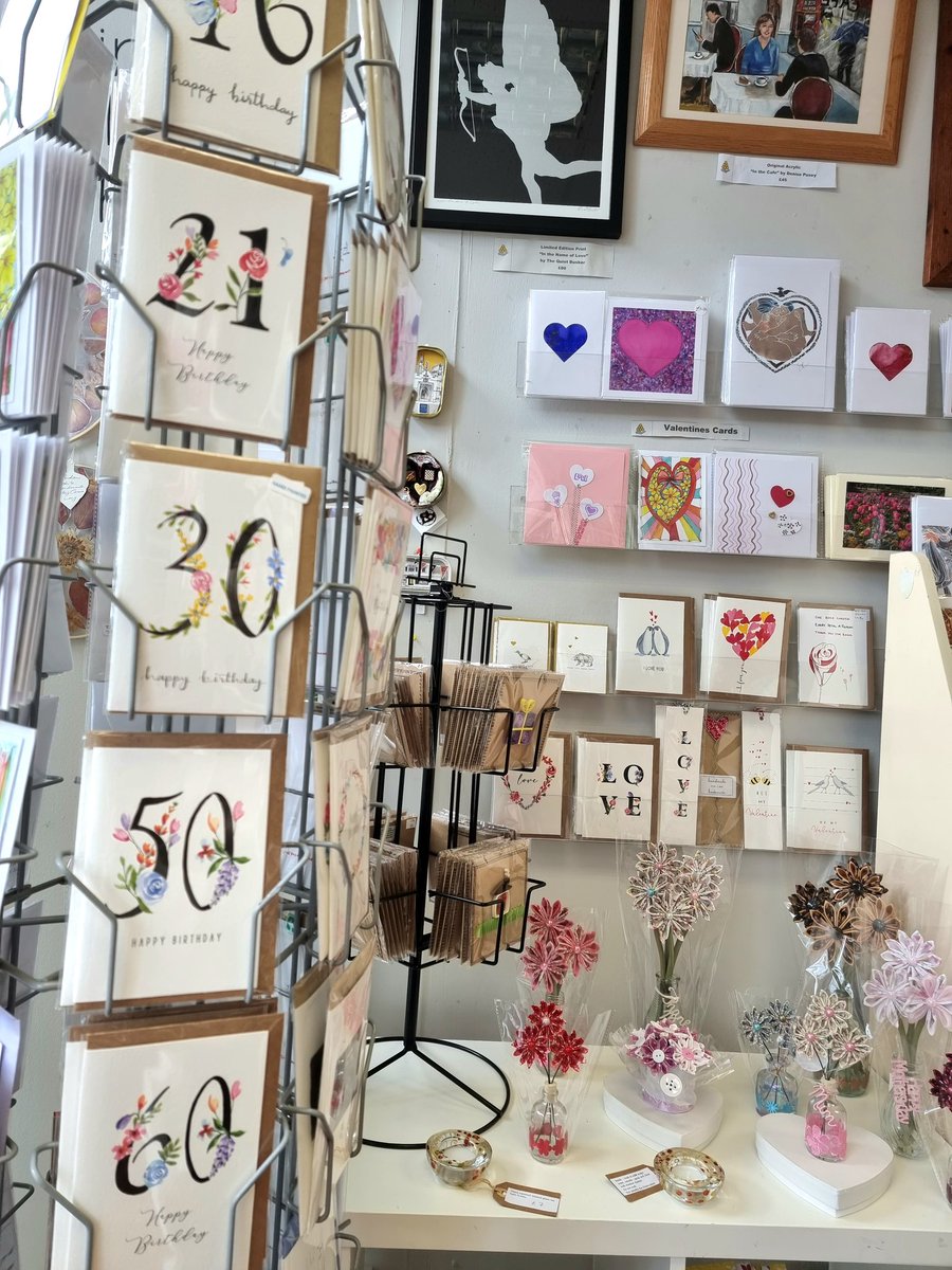 Not only selling my artwork in this amazing gallery shop @thepeoplehive but also started volunteering ❤️
etsy.com/uk/listing/114…

#elevenseshour #valentinesgift #valentinescard #fridaymorning #artwork #handcrafted #Watercolour #UKGiftHour #shopindie