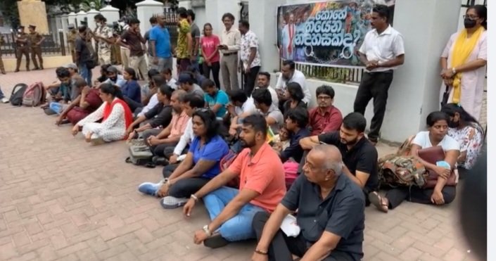AnimalFarmSL's tweet photo. Absolute coward &amp; dictator  @RW_UNP : A court order to stop #sathyagraha ?

#US what was it.."values the progress the country continues to make to emerge from the crisis, including it's reform efforts, to ensure STRONG DEMOCRACY, STABLE ECONOMY &amp; GOOD GOVERNANCE 

#TruthForce https://t.co/5acJUKOoZl