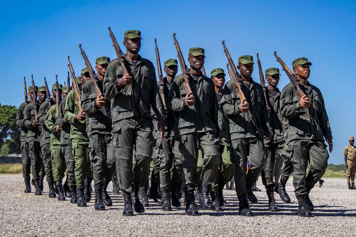 laviinfo509's tweet photo. Oui, elles le sont: 2 métiers des armes! La Police et l'Armée ne peuvent aucunement se fusionner. Haïti n'a pas connu de "MILITARY-POLICE"(MP), comme les USA. Elle mérite une Force de police pour les villes et communes, une Armée pour aéroports, ports et frontières! https://t.co/aHFBHapTYd