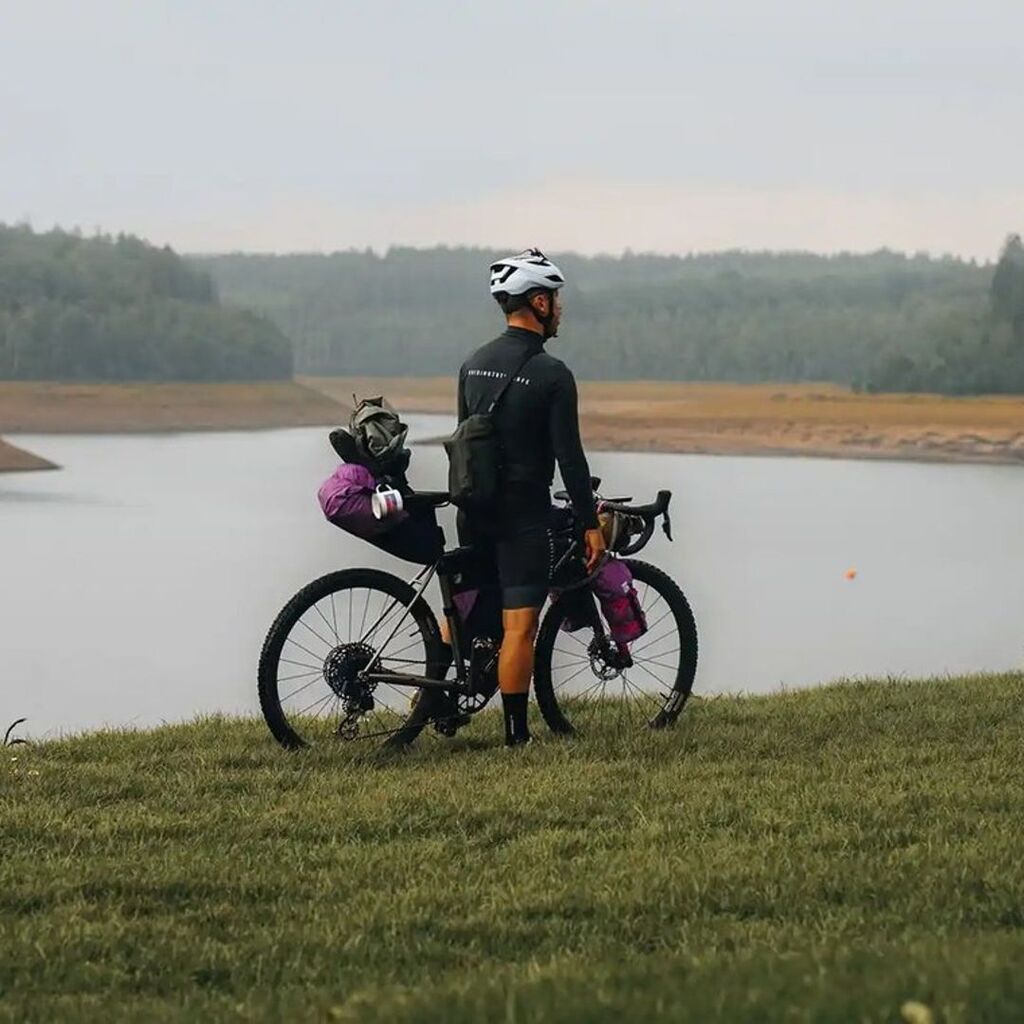 Bikepacking durch die deutsche und belgische Eifel – Reservoir Loop 

Die @DirtyDropbars haben diese Rundtour geplant um in der schönen Eifel ein Bikepacking Abenteuer erleben zu können.

Perfekte Schotterwege und stundenlanger Fahrspaß erwarten dich in … instagr.am/p/CoMnKQ0upcp/