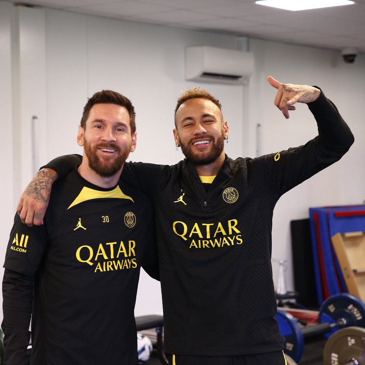 NeymarJrSite's tweet photo. 🇦🇷 Amitié 🇧🇷 
#messi @neymarjr 

#neymar #neymarjr #leomessi #psg #paris 

📸 PSG https://t.co/JsRpdRwt2z