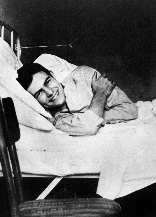 “Las mejores personas poseen sensibilidad para la belleza, valor para enfrentar riesgos, disciplina para decir la verdad, capacidad para sacrificarse. Irónicamente, estas virtudes los hacen vulnerables; frecuentemente se les lastima, a veces se les destruye.”
Ernest Hemingway
