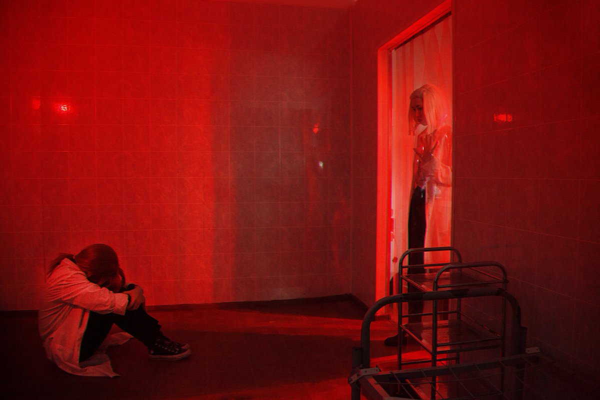 Авторы идеи и референсов: <a href="/Moon_FnaferQ/">MoonFnaferQ 🔞</a> и <a href="/intphell/">юлиан аристов.</a> 
Лера: Байкал
Разумовский: <a href="/rins_lover/">Пани Саня🕊️</a> 
Фотограф: <a href="/bertranblack/">beware of the dog</a>
Помощь: <a href="/Sabrina98407384/">Йогурт с манго</a>

#чумнойдоктор #разумовский #лерамакарова #чумнойдокторкосплей #bubblecomics #bubblecomicscosplay #франкау