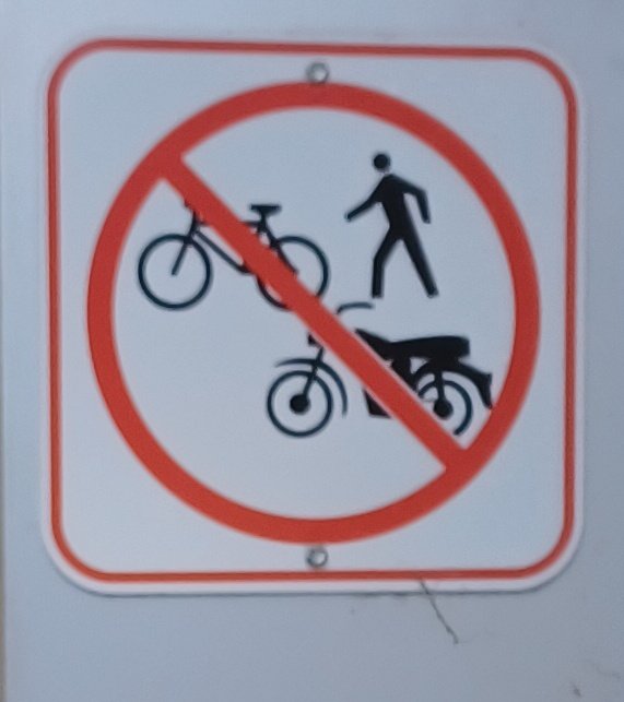 PhilAndrews519's tweet image. So this spot prefers cars? But, maybe submarines, helicopters, riders on horseback too. #signdesign