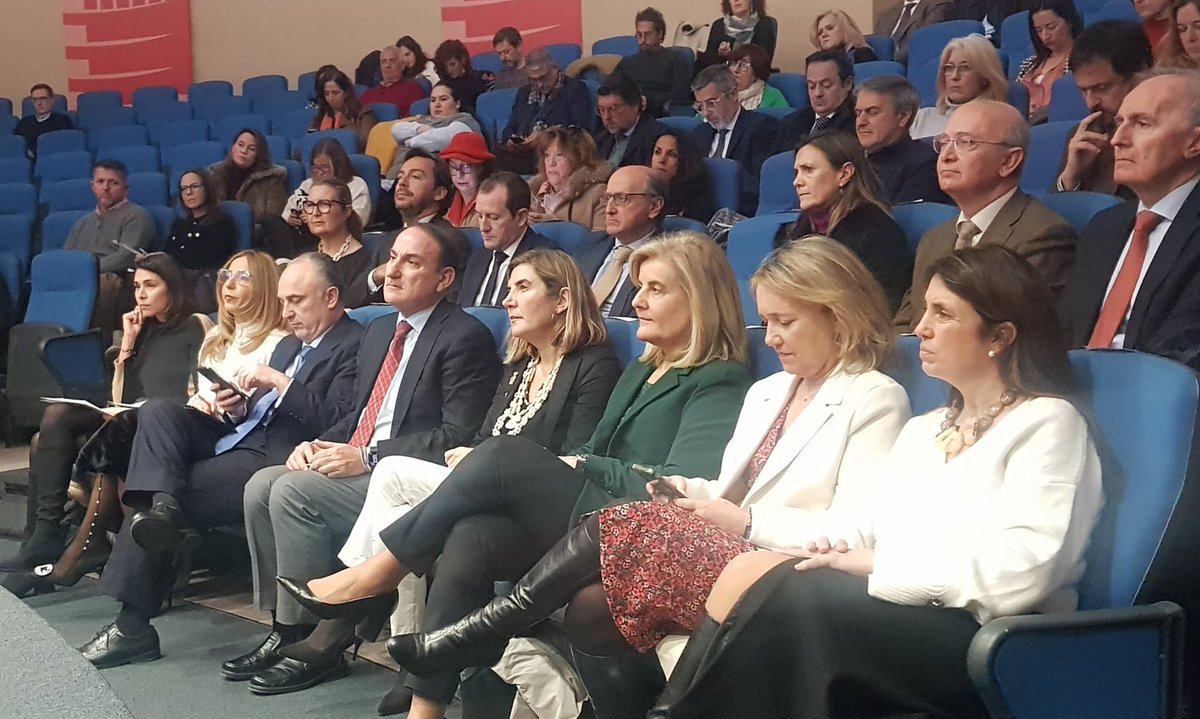 Pedro_Pons's tweet photo. Presentación del estudio de @caixabank sobre la #FDual en @CEAes_ @CEAinforma con @Fundacion_Ceoe @EmpleoJunta @EducaAnd https://t.co/XDoTM8lqJs