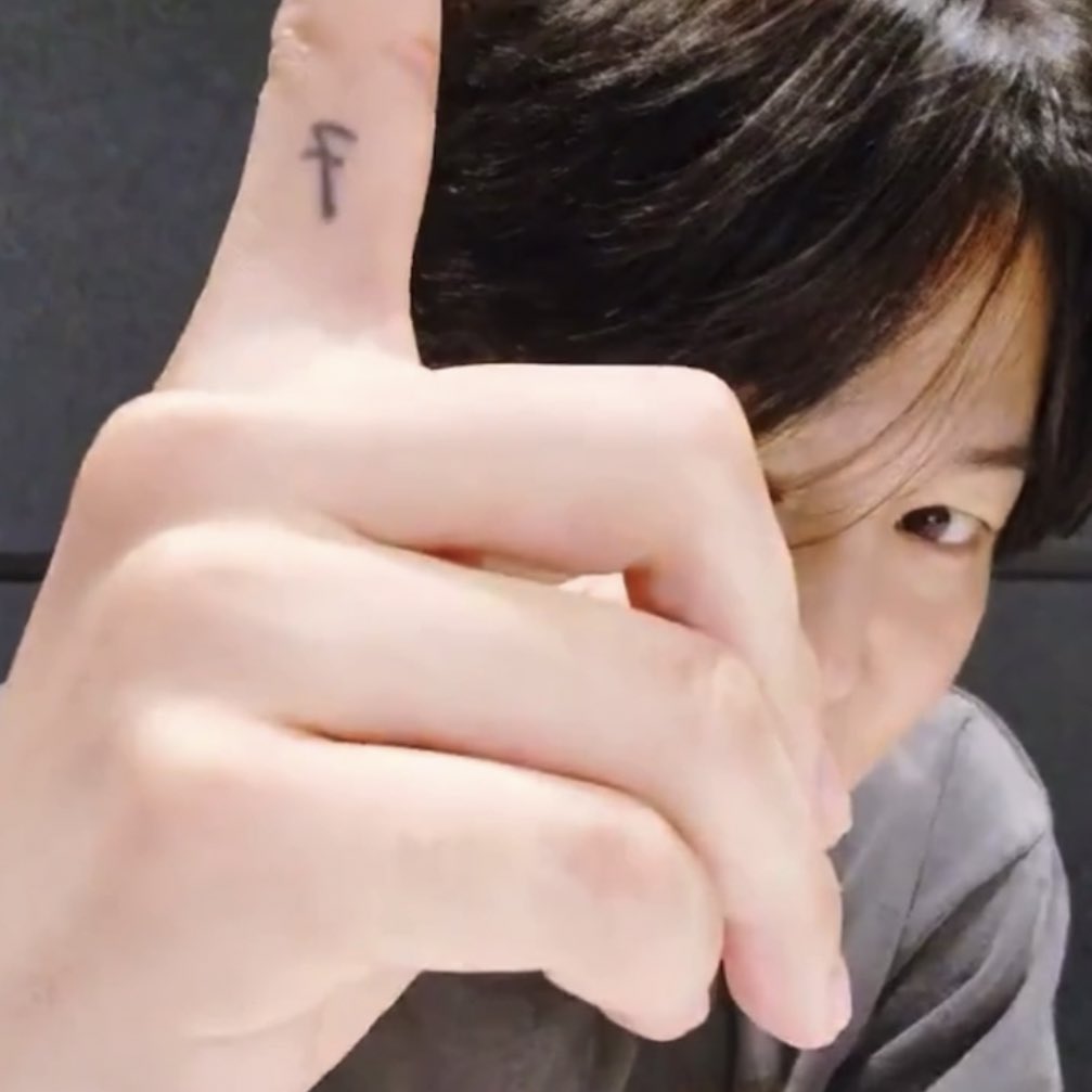 stussyjimin's tweet photo. jimin showing his 7 tattoo 🫶 https://t.co/VbqWmTJTun