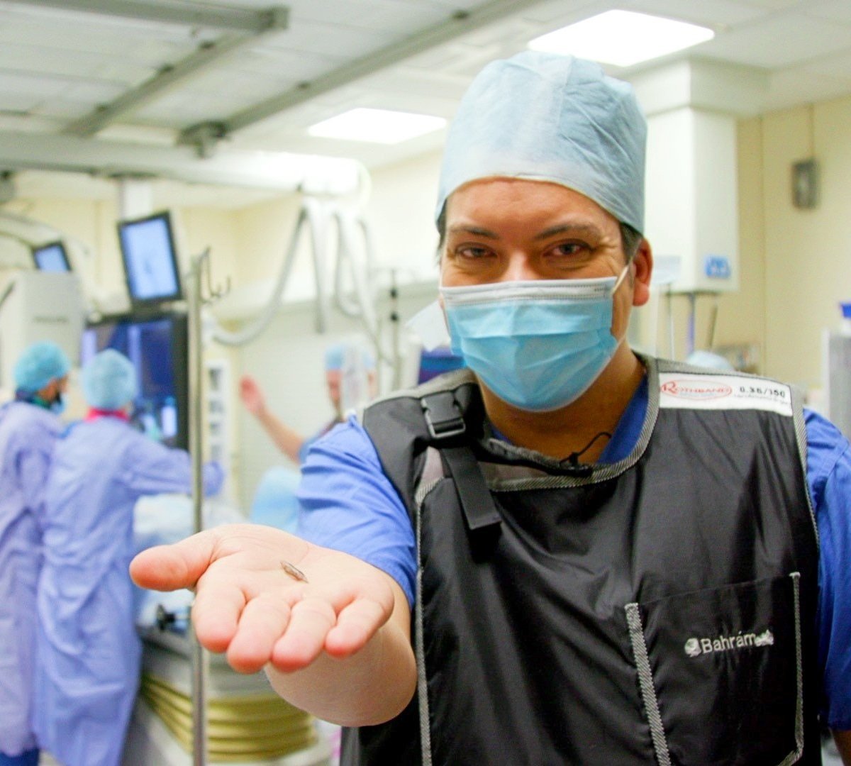 NICKKWEK's tweet photo. This week on @BBCClick I've swapped the pub for the NHS operating theater! I'm the first journalist in the world to witness a live brain surgery using potentially revolutionary software, aimed at preventing strokes. Filmed by @martinsharkey at Leeds General Infirmary. #bbcclick https://t.co/uZAwBtiKkw