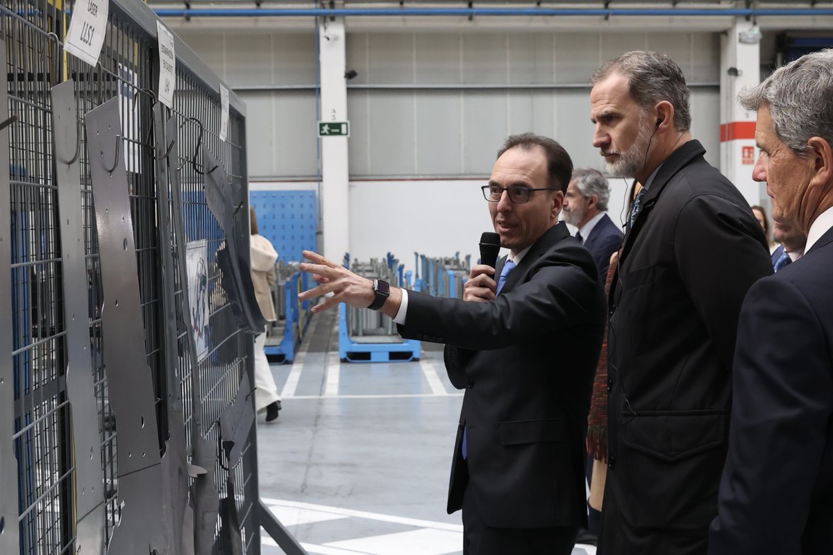 CasaReal's tweet photo. El Rey visita la planta productiva de Gestamp en Dueñas, Palencia, con ocasión del 25º aniversario de la compañía.

➡️https://t.co/pU76e6Pj1D https://t.co/fHfVEZFQoR