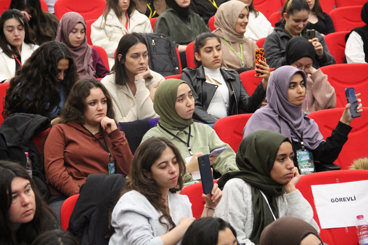 Gençler dendi mi akan sular durur. Onlar bizim can damarımızdır.

GSB yurtları 7️⃣. Tematik Kış Kampları 5. ve son gününde Prof. Dr. Erol Göka Hocamız Gençlik Odaklı Bakış Açısı programı ile gençlerle buluştu.

📍Turgutreis Öğrenci Yurdu 

#GSBYurtlarıKampta