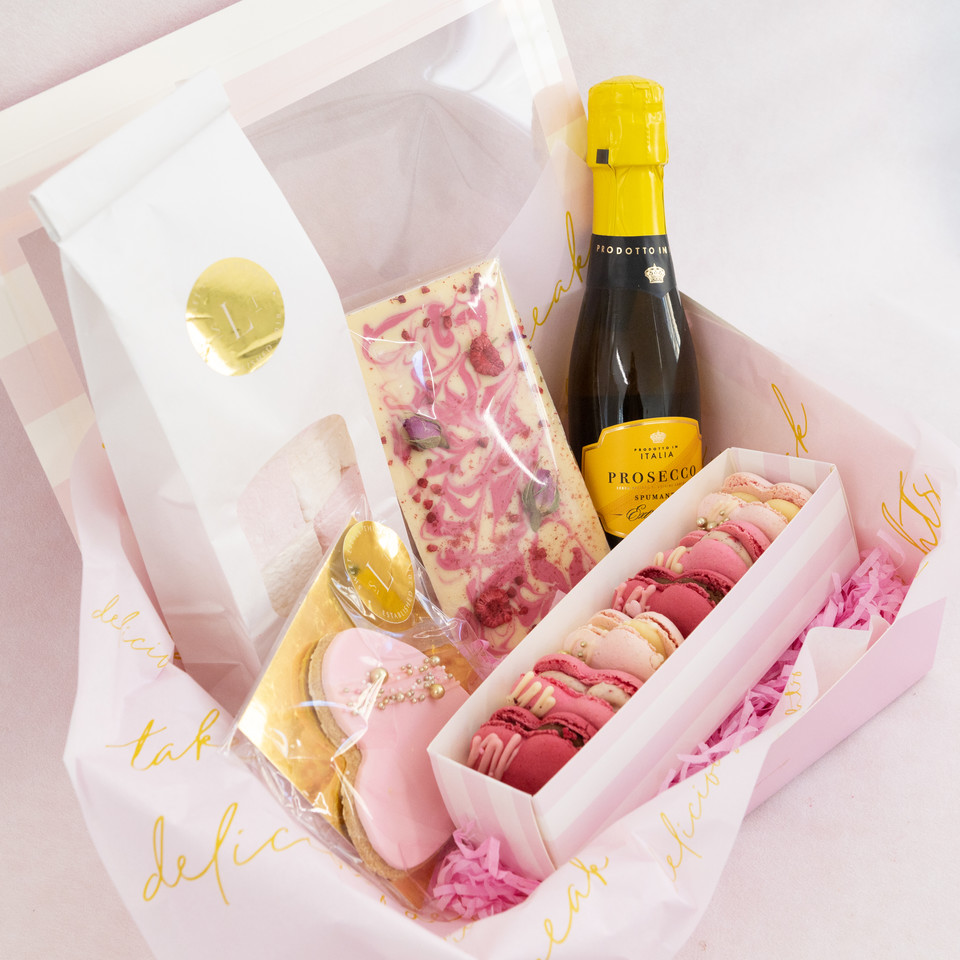 Sweet Little Things (@sltbath) on Twitter photo Valentines Hampers now available for local delivery or collection π #sltbath #flowerwall #pinkinterior #cakes #cupcakes #afternoontea #vegan #bathuk #occasioncakes Valentines Hampers now available for local delivery or collection π #sltbath #flowerwall #pinkinterior #cakes #cupcakes #afternoontea #vegan #bathuk #occasioncakes