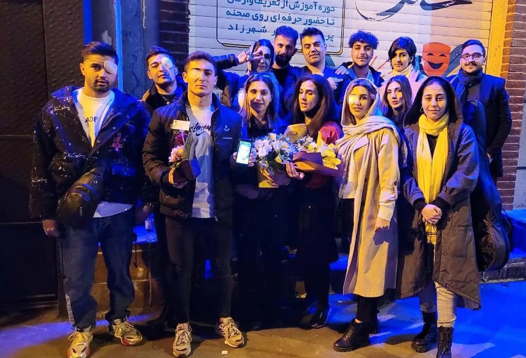 shimababaeii's tweet photo. این تصویر از جوانانی‌ست که جمهوری اسلامی روشنایی چشمان زیبایشان را ربوده؛
اما آنها با شجاعت کنار هم ایستادند و امیدشان شعله‌ای‌ شده در دل این تاریکی.

مسئله اصلی همین شجاعت و امید است
که برای لمس آن چشمِ دل کفایت میکند.
#مهسا_ایمنی https://t.co/S9pLotricP