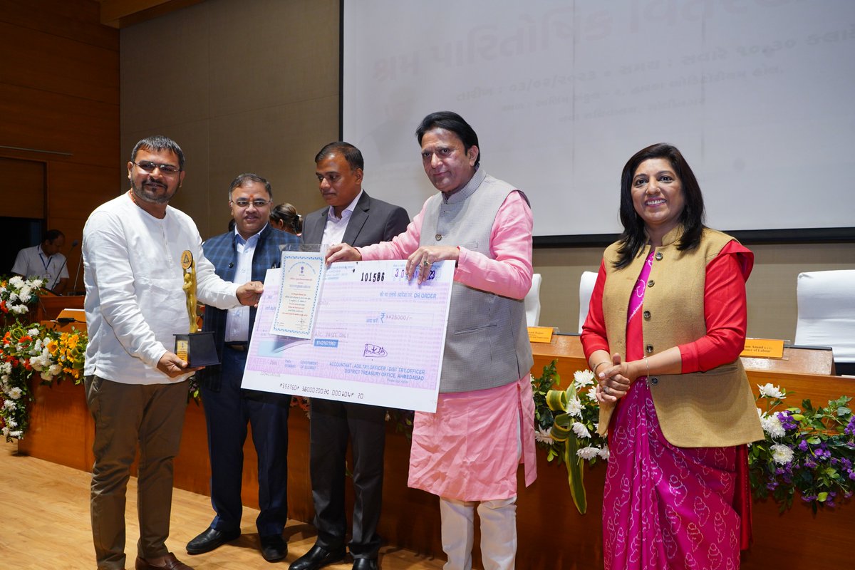 આજ રોજ માનનીય મંત્રીશ્રી શ્રમ, કૌશલ્ય વિકાસ અને રોજગાર વિભાગ અને શ્રમ, કૌશલ્ય વિકાસ અને રોજગાર વિભાગના અગ્ર સચિવશ્રી  તેમજ લેબર કમિશ્નરશ્રી અને ડાયરેક્ટર શ્રી રોજગાર અને તાલીમ ની ઉપસ્થિતમાં શ્રમયોગીઓને શ્રમ પારિતોષિક એનાયત કરવામાં આવેલ.