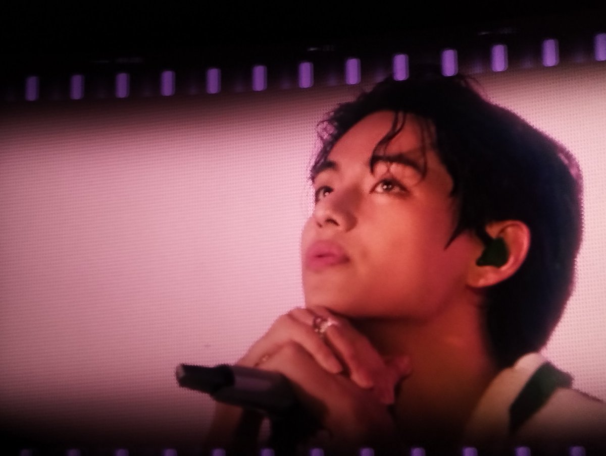 AlexArmantofam's tweet photo. I can't just get enough of this picture.#KIMTAEHYUNG #Borahae https://t.co/2DkSncixqr