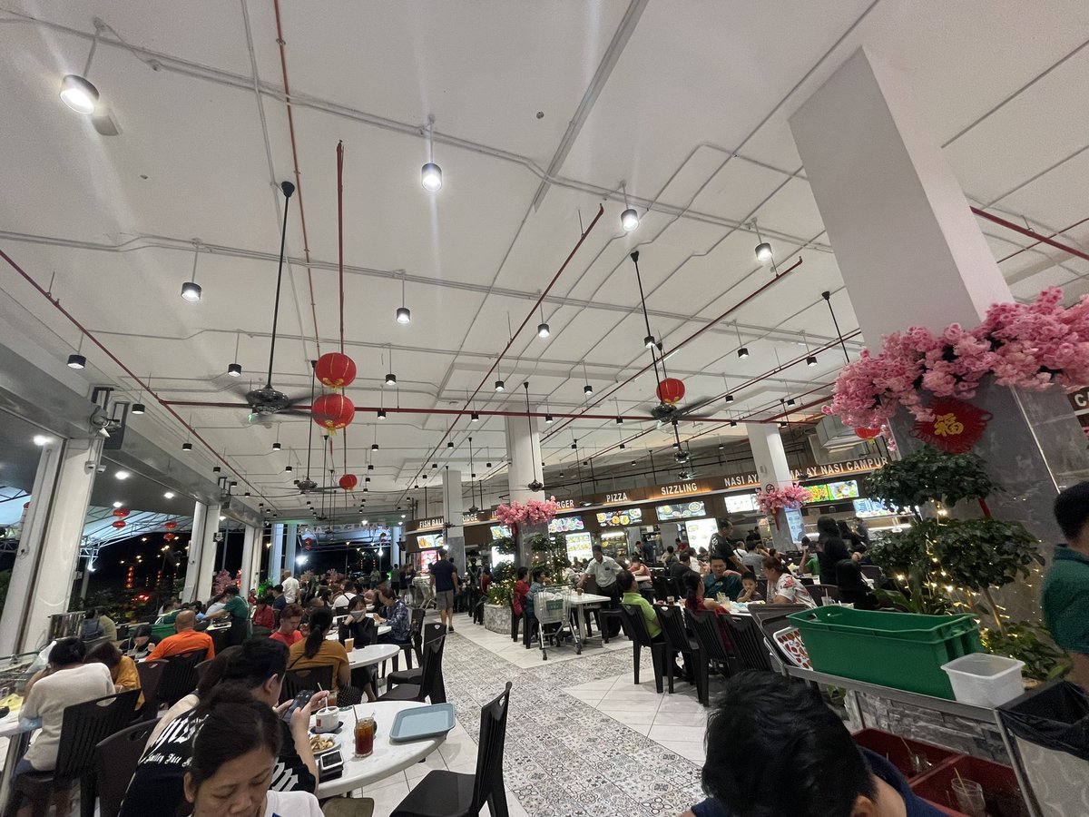 cyrildason's tweet photo. Farley Kuching food court is probabaly one of the best in town. A blend of halal and non halal dishes, side by side, the correct Sarawak way.
#RilFood https://t.co/BEq7jPp00o