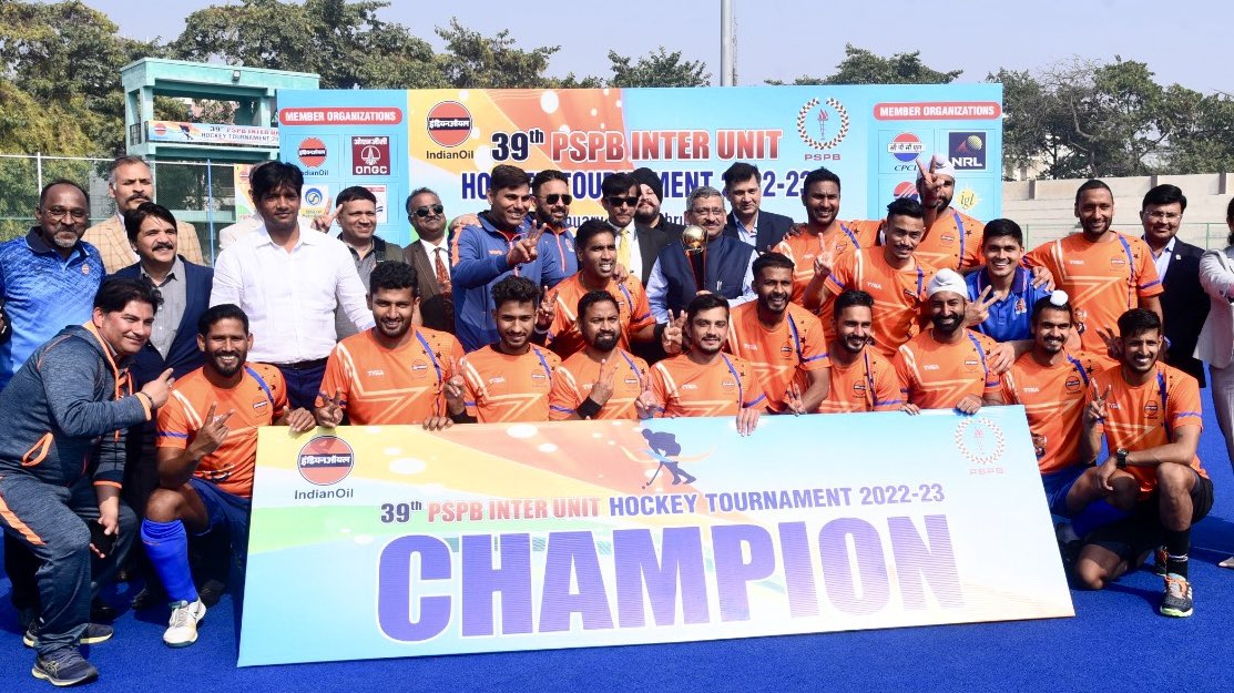 Uthappask's tweet photo. 🏆Champions of the 39th PSPB INTER PETROLEUM hockey tournament. 
Team @IndianOilcl .
Thank you @DirHR_iocl for gracing the event. 
#IndianOil #iocl #pehleindianphiroil https://t.co/Hs96B4Mf0a