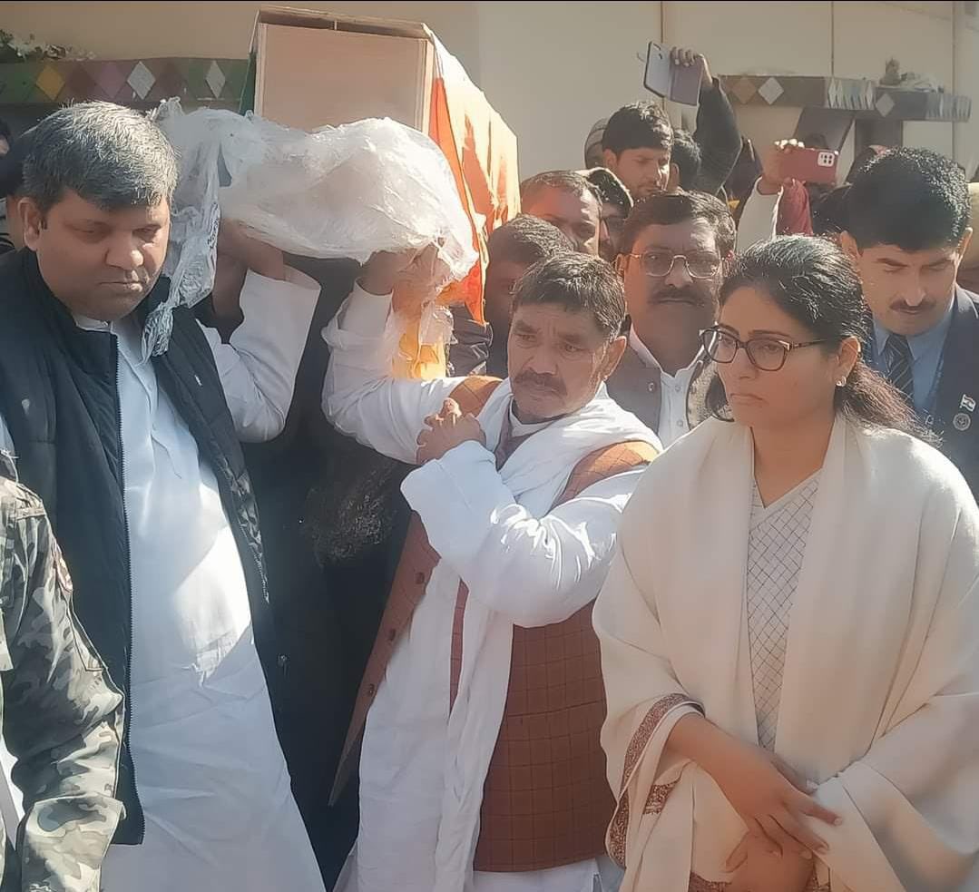 AnupriyaSPatel's tweet photo. मेरे अनुज स्वरूप दिवंगत विधायक राहुल प्रकाश के संघर्ष को नमन।
पार्टी की संघर्ष यात्रा में आपने हमेशा महत्वपूर्ण योगदान दिया।
जनजाति समाज की युवा पीढ़ी आपके संघर्ष से सदैव प्रेरणा प्राप्त करेगी।
ईश्वर आपकी पुण्य आत्मा को अपने श्री चरणों में स्थान दे।
ओम् शांति! https://t.co/rAlEX50nij