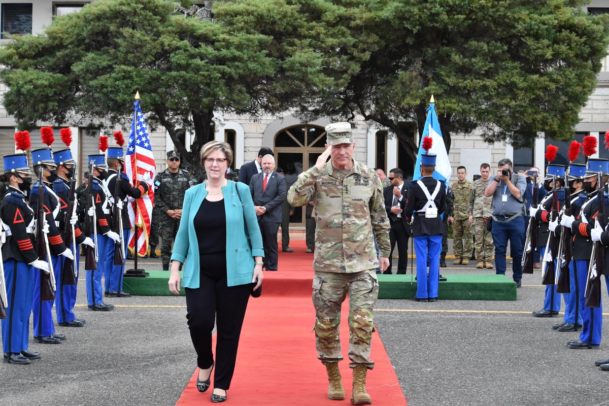 Honored to visit Honduras where I had the opportunity to talk about our like-minded efforts with Honduran military leaders and build on our iron-clad relationship. @USAmbHonduras @EnriqueReinaHN @JoseMZelayaR @FFAAHN @Southcom @ARMYSOUTH @jtfbravo