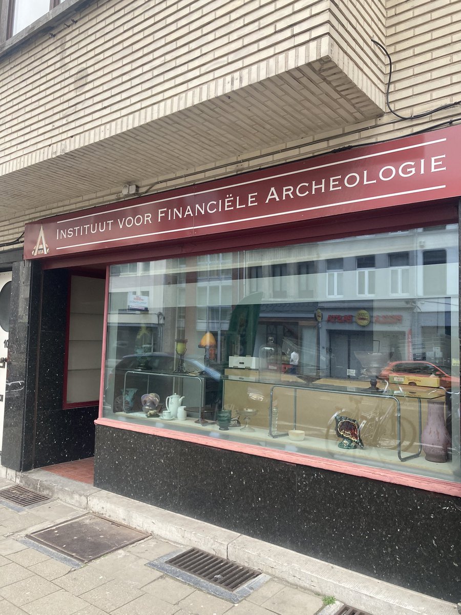 Ik heb een plekje gevonden waar iemand als <a href="/JDeMeulemeester/">Jan De Meulemeester</a> zich absoluut in zijn nopjes zal voelen: het Instituut voor Financiële Archeologie in Mechelen. 😁😉#2800love