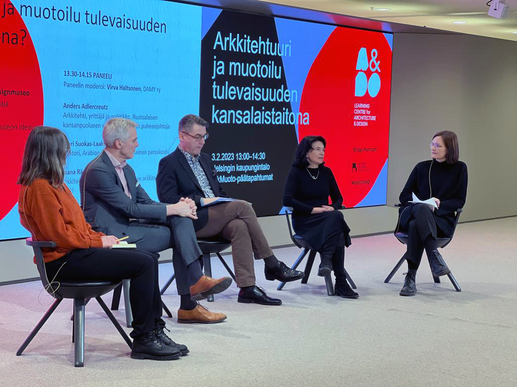 Arkkitehtuuri ja muotoilu tulevaisuuden kansalaistaitoina -keskustelussa Virva Haltsosen kanssa Anders Adlercreutz, Mari Suokas-Laaksonen, Jaana Räsänen ja Mikko Hartikainen. Seuraa keskustelua verkossa! @Skr_fi helsinkikanava.fi/fi/web/helsink…