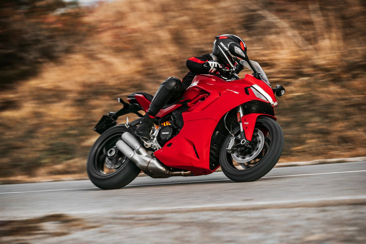 ducatiesp's tweet photo. ADN Ducati ¿Roja o blanca? SuperSport 950 o SuperSport 950 S. ¿Con cuál te quedarías? La deportividad y el confort todo en uno. El asiento largo adaptado a los viajes largos y la ergonomía te garantizan diversión y comodidad. 
#Ducati #SuperSport950 #YourWayToSport https://t.co/VsHsClAD0n